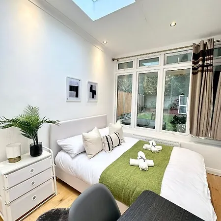 Modern Room In Spacious Home Londres Exterior foto